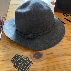 💕SOLD.  D&Y Charcoal Wool Fedora Like New Braided band.  So cute!!